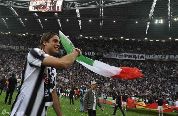 Tiền vệ Matri vây lá cờ Italia ăn mừng
